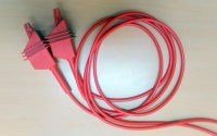 Przewód probierczy wysokiego napięcia zakończony krokodykiem  (Un <=  5 kV AC/DC;   In <= 1 A) - przewód pojedyncza izolacja, linka 2,5 mm2, długość 2 mb, kolor czerwony, śr. zew. przewodu 6,6 mm)