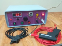 Próbnik wytrzymałości elektrycznej izolacji (z jedną elektrodą na potencjale PE) i dod. funkcją przepalania